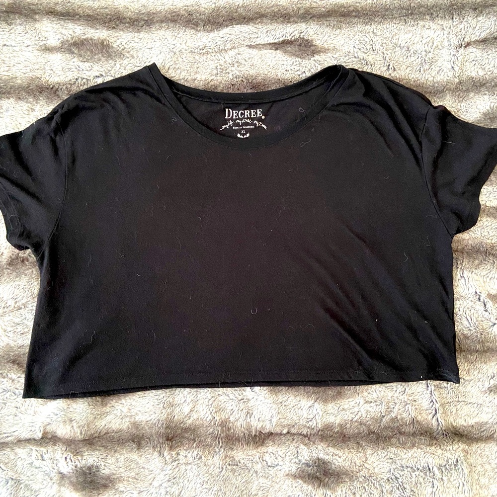 Decree black crop tee size XL
